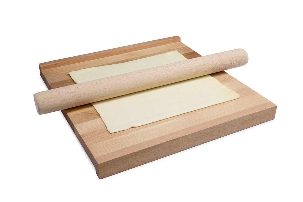Simple natural beech wood rolling pin for rolling dough, pastry, pizza, cookies and pasta. Smooth, untreated solid beech with no handles for precise control. Size: 450 mm long, Ø 40 mm.