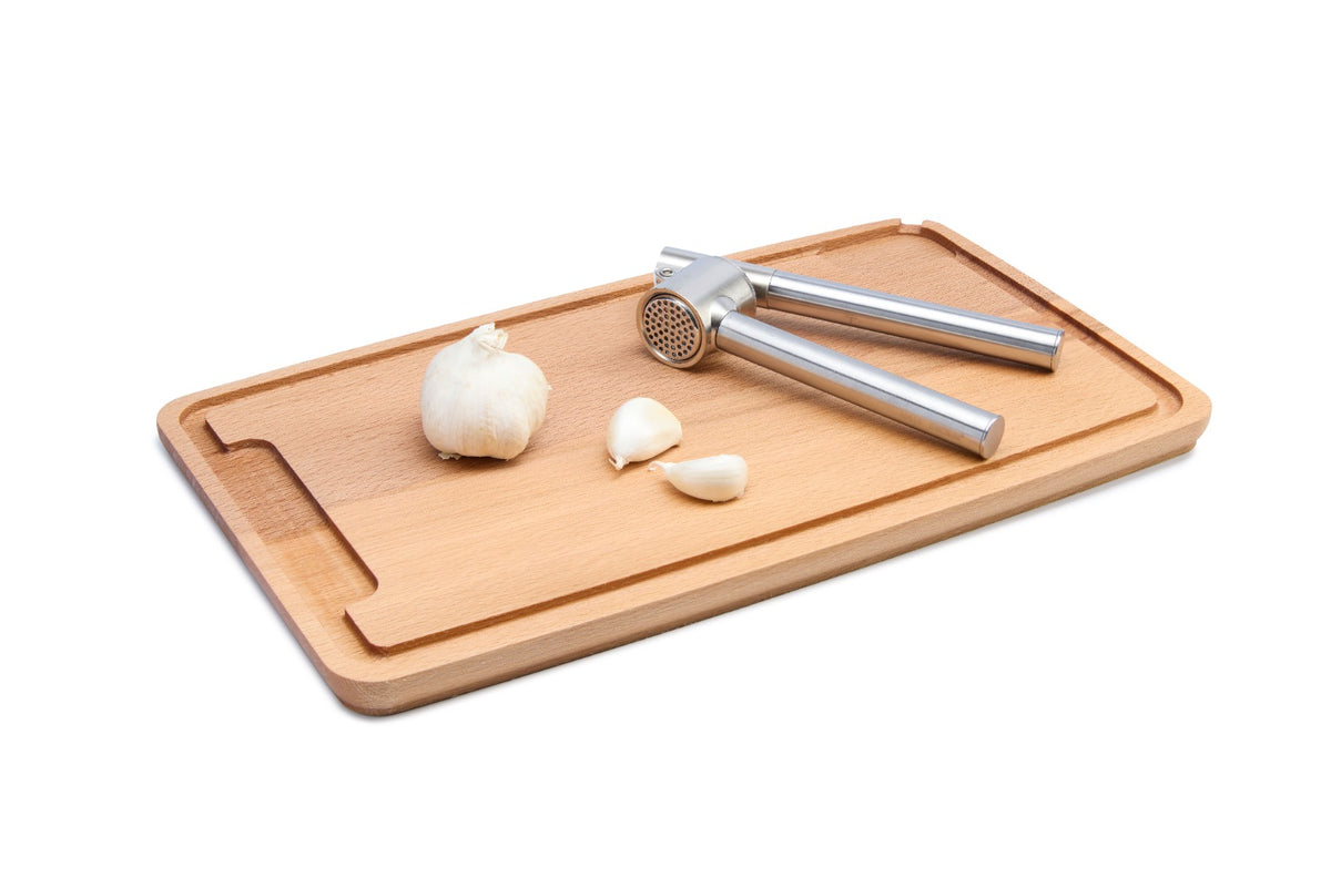 Practical medium-size beech wood cutting board with juice groove and drain slot for mess-free chopping of meat, vegetables and fruit. Made from solid oiled beech, gentle on knives and naturally hygienic. Perfect for everyday kitchen use. Size: 340 x 200 x 16 mm.