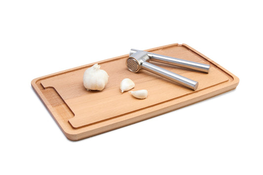Practical medium-size beech wood cutting board with juice groove and drain slot for mess-free chopping of meat, vegetables and fruit. Made from solid oiled beech, gentle on knives and naturally hygienic. Perfect for everyday kitchen use. Size: 340 x 200 x 16 mm.