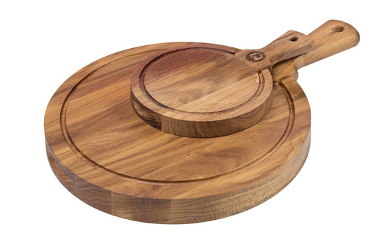 Premium round oak wood cutting board with juice groove and handle. Thick solid oiled oak offers outstanding durability and a rich natural grain – perfect for carving, serving steaks, pizza or cheese. Size: Ø 290 mm, 30 mm thick.